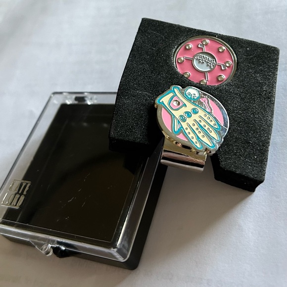 Kate Lord Golf Glove Hat Clip & Cross Clubs Ballmarker Set, Pink with Bling - Picture 2 of 3